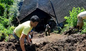 TNI bersama Warga Membantu Membersihan Rumah Bapak Tukiren , Kamis (17/03/22), (V24/Madli)