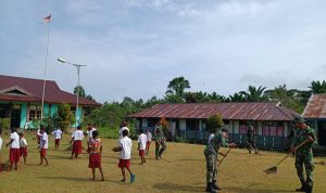 TNI Bersama Murid SD Melakukan Kerjasama, Kamis (17/03/2022), (V24/AL)