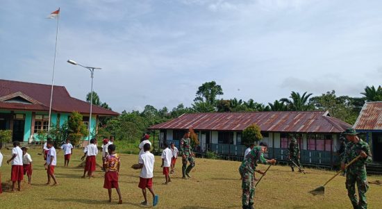 TNI Bersama Murid SD Melakukan Kerjasama, Kamis (17/03/2022), (V24/AL)