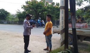 Polisi Berbincang Dengan Warga, Rabu (16/03/2022), (V24/AL)