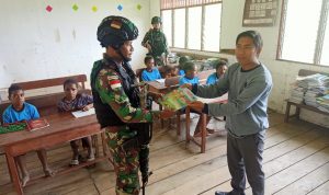 Satgas Memberikan Buku Gambar, Kamis (17/03/22), (V24/AL)