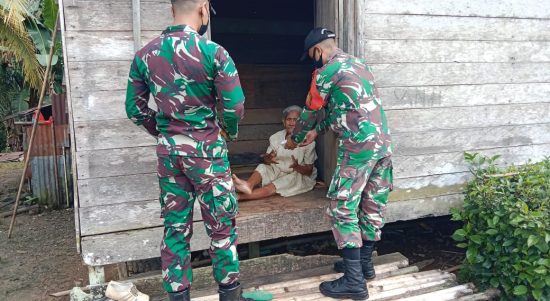 TNI Menjenguk Rumah Warga Perbatasan dan Membrikan bantuan, Jumat (18/03/2022), (V24/AL)