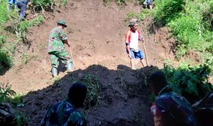 Warga dan TNI Membersihan Timbunan Longsor, Jumat (18/03/2022), (V24/Madli)