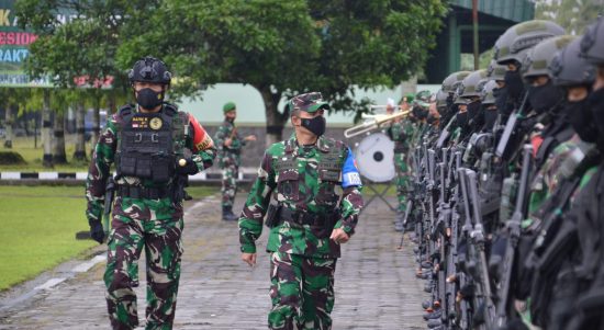 Personel TNI Berbaris dan Memyambut Pembukaan, Jumat (18/03/2022), (V24/AL)