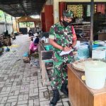 Babinsa Sedang Melakukan Survey Harga Dengan Berbelanja Sesuai Kebutuhan di Daftar, Jumat (18/03/2022), (V24/AL)