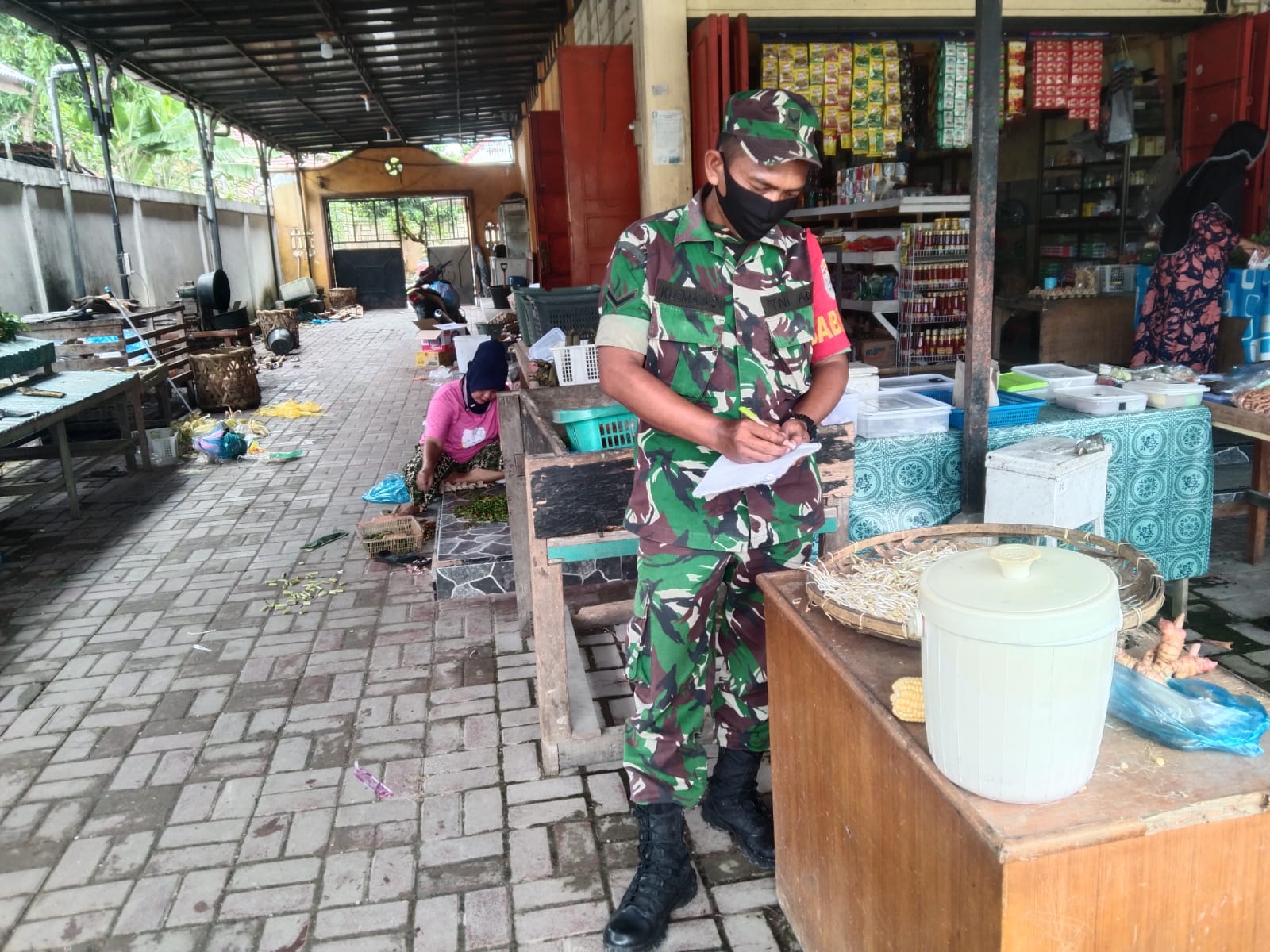 Babinsa Sedang Melakukan Survey Harga Dengan Berbelanja Sesuai Kebutuhan di Daftar, Jumat (18/03/2022), (V24/AL)