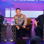 Beliau Sedang Berbincang dan Memberikan Edukasi, Jumat (18/03/2022), (V24/AL)