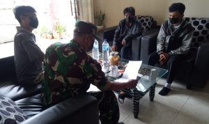 Babinsa Sedang Berbincang dan Memberikan Koordinasi, Sabtu (19/03/2022), (V24/Madli)Babinsa Sedang Berbincang dan Memberikan Koordinasi, Sabtu (19/03/2022), (V24/Madli)Babinsa Sedang Berbincang dan Memberikan Koordinasi, Sabtu (19/03/2022), (V24/Madli)