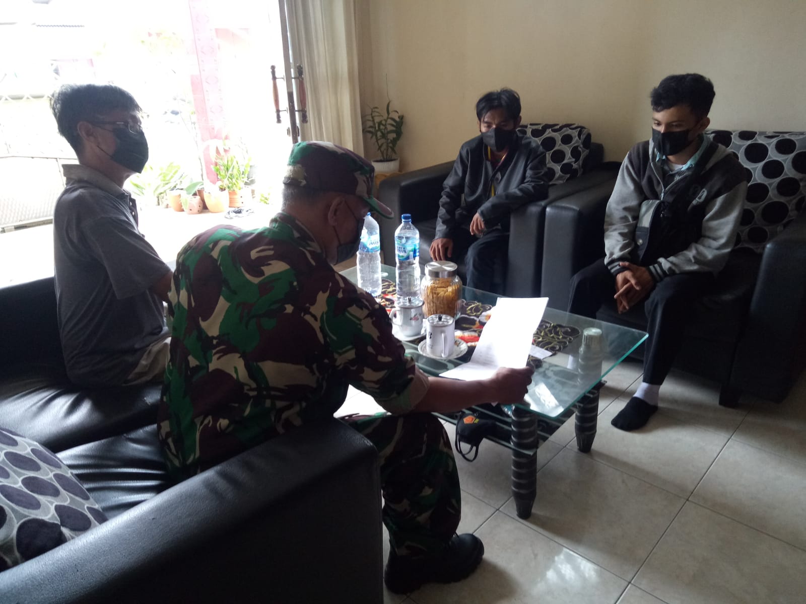 Babinsa Sedang Berbincang dan Memberikan Koordinasi, Sabtu (19/03/2022), (V24/Madli)Babinsa Sedang Berbincang dan Memberikan Koordinasi, Sabtu (19/03/2022), (V24/Madli)Babinsa Sedang Berbincang dan Memberikan Koordinasi, Sabtu (19/03/2022), (V24/Madli)