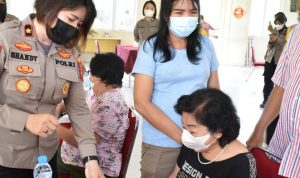 Polwan Kubu Raya Memberikan Vaksin Kepada Lansia, Sabtu (19/03/2022), (V24/Dedi)