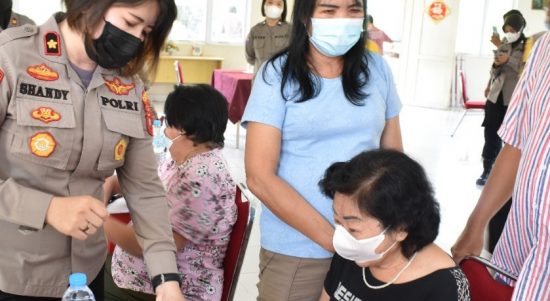 Polwan Kubu Raya Memberikan Vaksin Kepada Lansia, Sabtu (19/03/2022), (V24/Dedi)