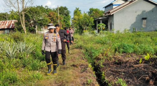 Satgas Melakukan Patroli Untuk Mencegah Kebakaran Hutan, Sabtu (19/03/2022), (V24/Dedi)