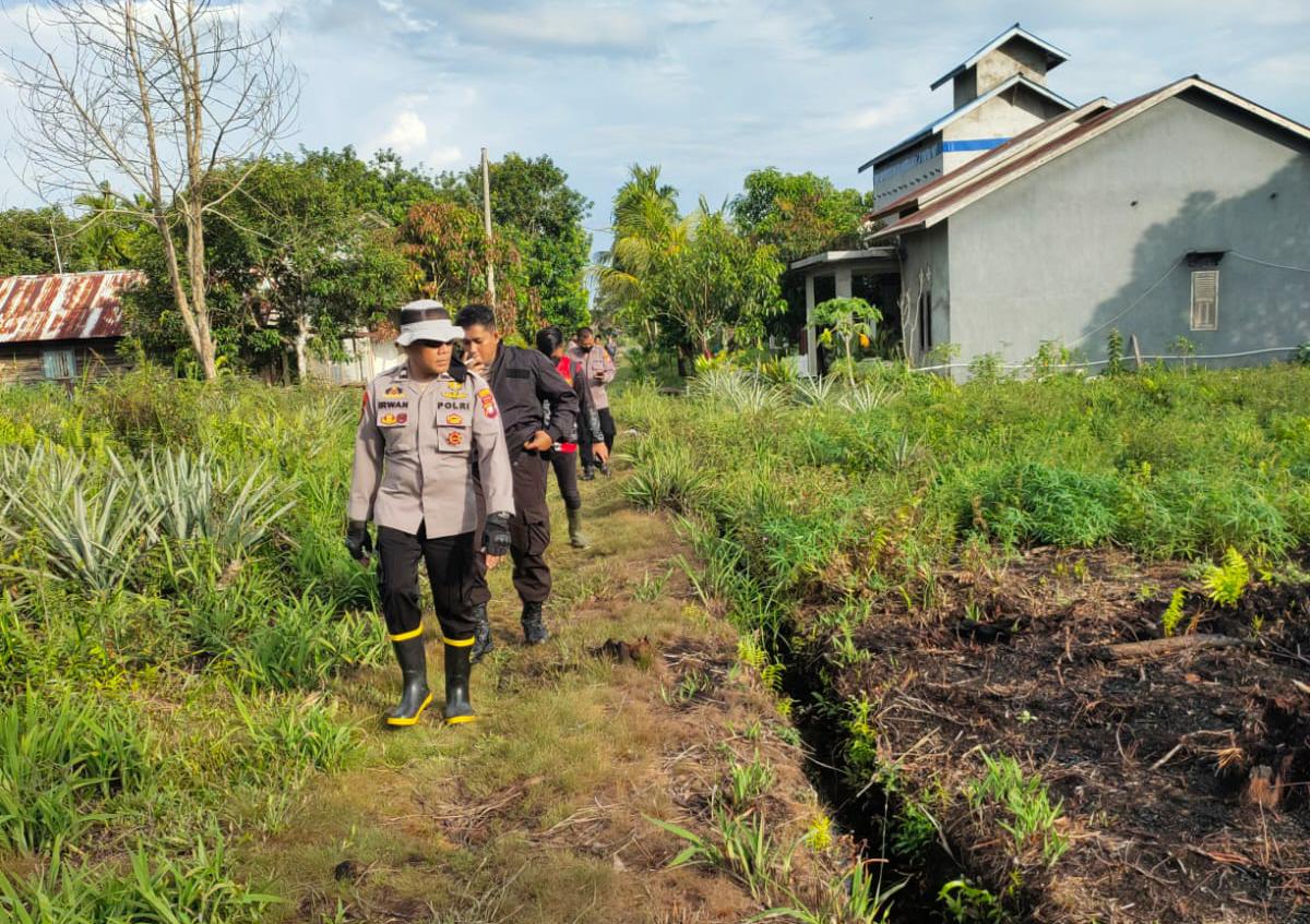 Satgas Melakukan Patroli Untuk Mencegah Kebakaran Hutan, Sabtu (19/03/2022), (V24/Dedi)
