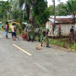 Jalan Kampung Umuaf Dibersihkan Oleh Warga dan Satga, Sabtu (19/03/2022), (V24/AL)