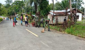Jalan Kampung Umuaf Dibersihkan Oleh Warga dan Satga, Sabtu (19/03/2022), (V24/AL)