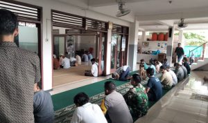 Dandim Solo Melaksanakan Ibadah Jum'at, Jumat (18/03/2022), (V24/AL)