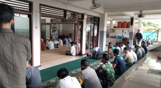 Dandim Solo Melaksanakan Ibadah Jum'at, Jumat (18/03/2022), (V24/AL)