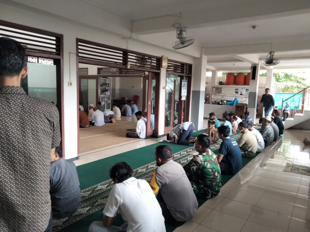 Dandim Solo Melaksanakan Ibadah Jum'at, Jumat (18/03/2022), (V24/AL)