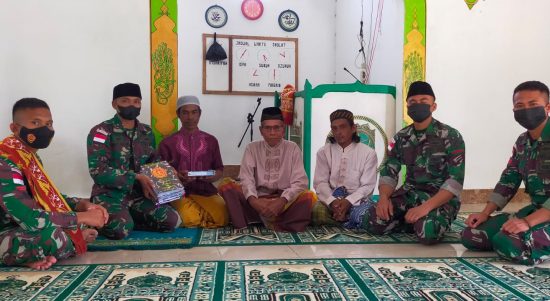 Satgas Bersama Tokoh Masyarakat Berfoto Bersama, Sabtu (19/03/2022), (V24/AL)