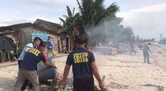 Coast Guard Indonesia Membersihkan Persisir Pantai, Sabtu (19/03/2022), (V24/AL)