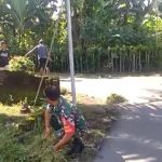 Warga dan Babinsa Membersihkan Jalan, Minggu (20/03/2022), (V24/Madli)