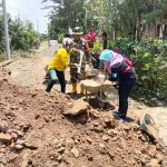 Babinsa Dengan Sukarela Membantu Warganya, Minggu (20/03/2022), (V24/Rudi)
