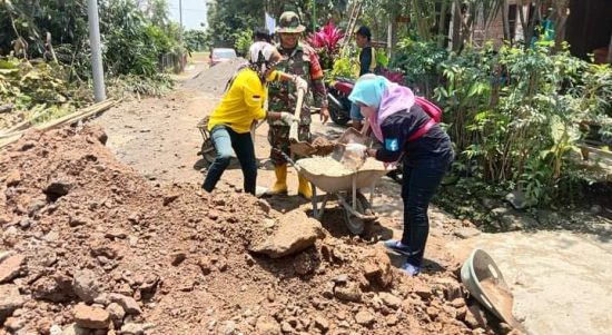 Babinsa Dengan Sukarela Membantu Warganya, Minggu (20/03/2022), (V24/Rudi)