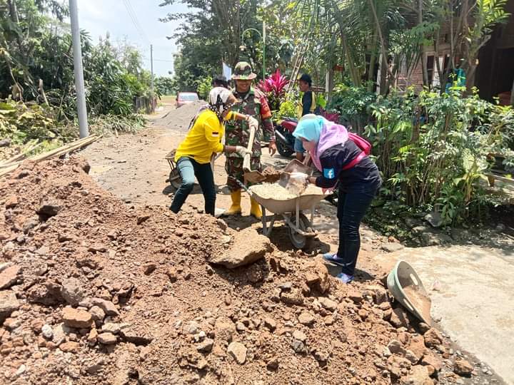 Babinsa Dengan Sukarela Membantu Warganya, Minggu (20/03/2022), (V24/Rudi)