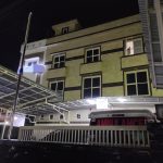 Takut Diproses, Petugas Klinik Menutup Gerbang Depan, Sabtu (19/03/2022), (V24/Jacky)
