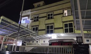 Takut Diproses, Petugas Klinik Menutup Gerbang Depan, Sabtu (19/03/2022), (V24/Jacky)