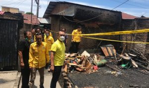 Partai Golkar Berjalan di Rumah yang Hangus Terbakar, Sabtu (19/03/2022), (V24/Jacky)