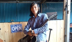Beliau Adalah Koordinator Kelompok Penyanyi Jalanan , Jumat (18/03/2022), (V24/Jacky)