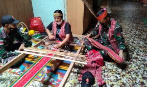 Benang Digabung Secara Memanjang dan Melintang, Minggu (20/03/2022), (V24/AL)
