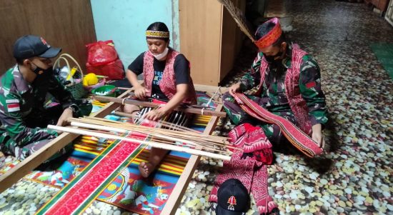 Benang Digabung Secara Memanjang dan Melintang, Minggu (20/03/2022), (V24/AL)
