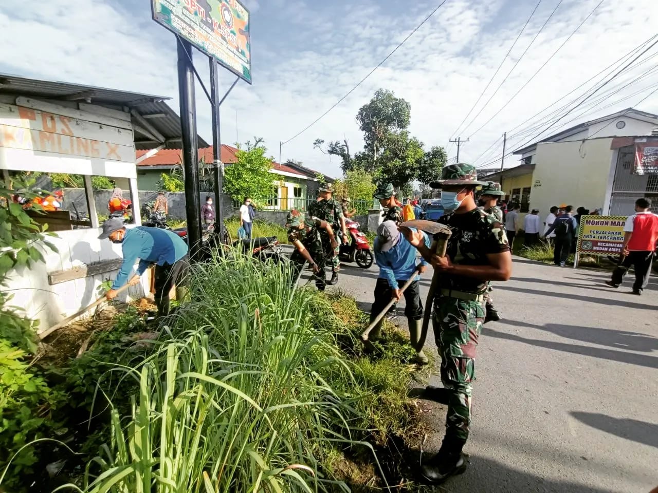 Walaupun Ramai, Warga Tidak Berkerumun Ditempat Tertutup, Minggu (20/03/2022), (V24/Jacky)