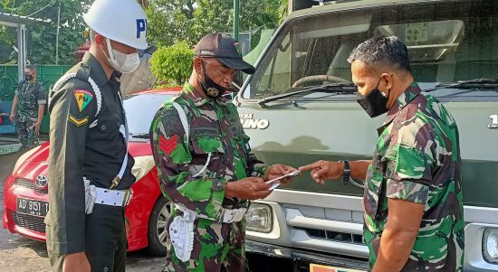 TNI Sedang Melakukan Razia Kendaraan Personel, Senin (21/03/2022), (V24/Rudi)