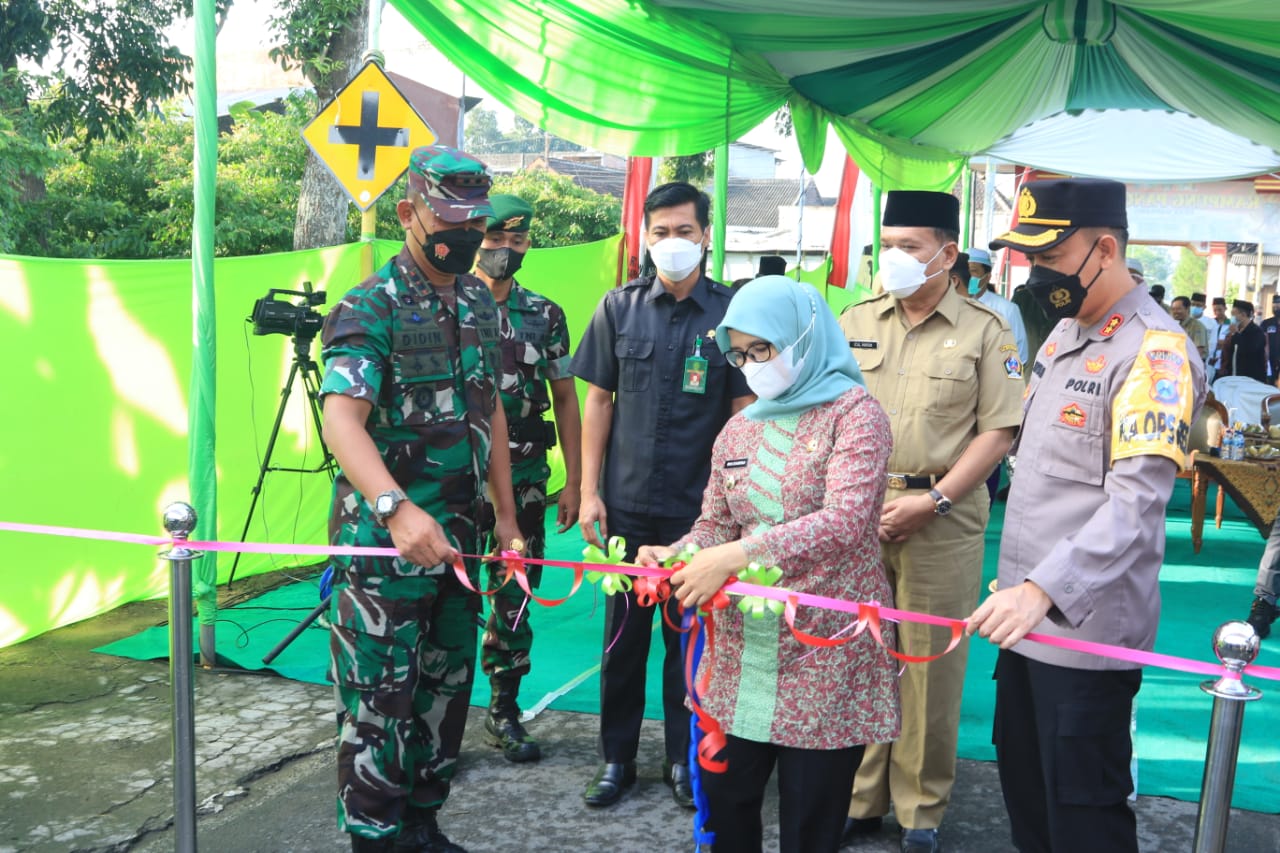 Lagi - lagi Gunting Menjadi Alat Istimewa Untuk Memotong Pita Peresmian , Senin (21/03/2022), (V24/Madli)