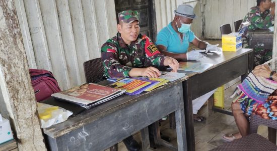 Satgas Melakukan Pendataan Kepada Masyarakat yang Mendapat Pengobatan, Selasa (21/03/2022), (V24/AL)