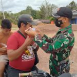 Satgas Memberikan Masker Gratis Kepada Warga Agar Dedu Tidak Masuk Kedalam Pernafasan, Senin (21/03/2022), (V24/AL)