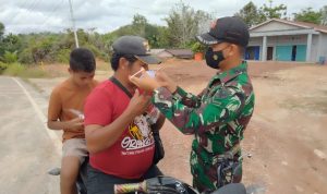 Satgas Memberikan Masker Gratis Kepada Warga Agar Dedu Tidak Masuk Kedalam Pernafasan, Senin (21/03/2022), (V24/AL)