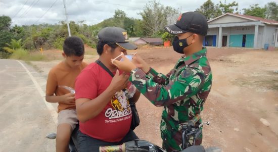 Satgas Memberikan Masker Gratis Kepada Warga Agar Dedu Tidak Masuk Kedalam Pernafasan, Senin (21/03/2022), (V24/AL)