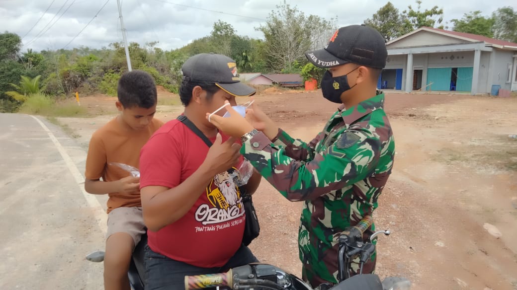 Satgas Memberikan Masker Gratis Kepada Warga Agar Dedu Tidak Masuk Kedalam Pernafasan, Senin (21/03/2022), (V24/AL)