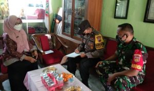 Babinsa Bersama Guru SD Duduk Bersama, Selasa (22/03/2022), (V24/Rudi)