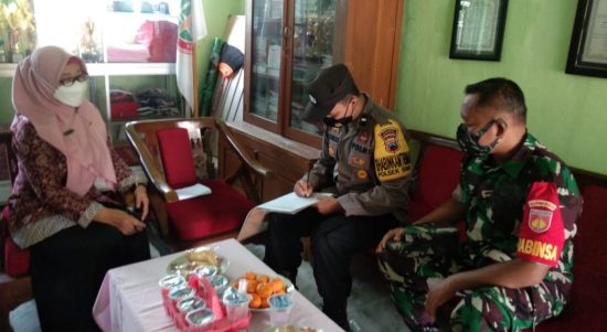 Babinsa Bersama Guru SD Duduk Bersama, Selasa (22/03/2022), (V24/Rudi)