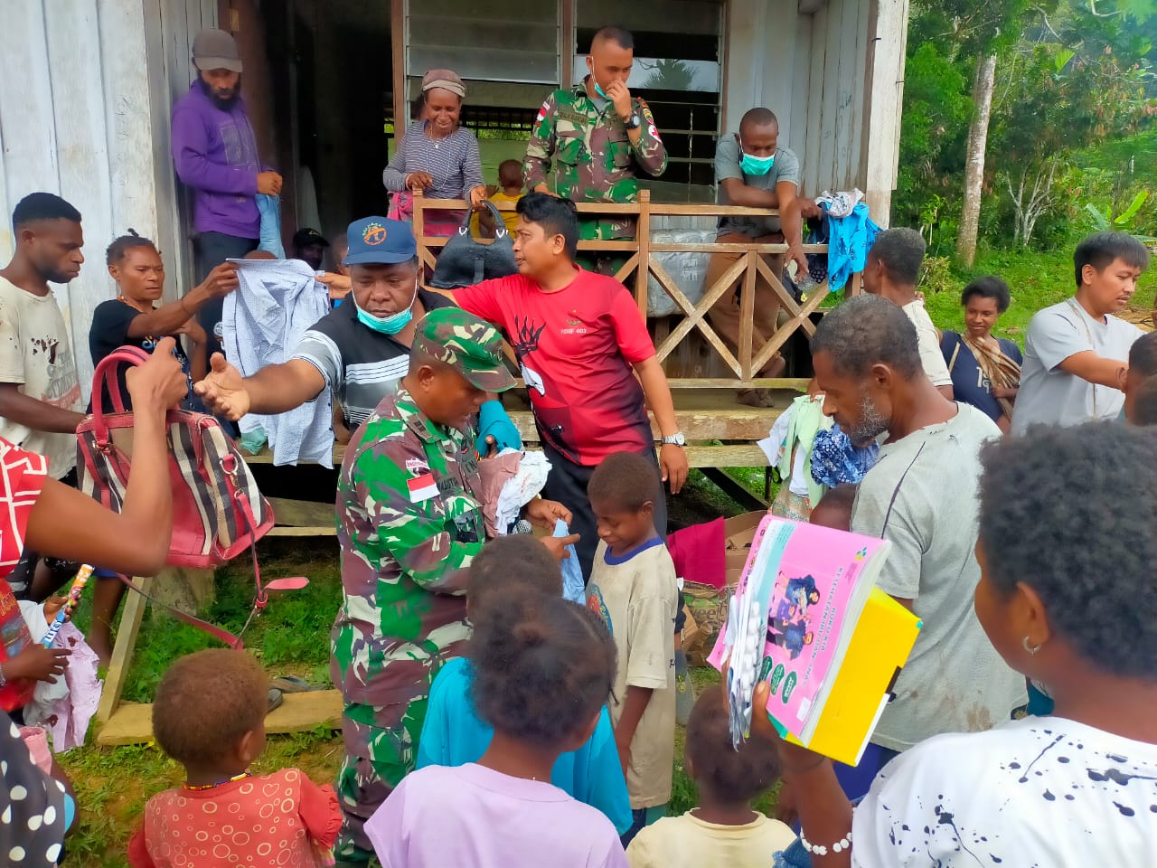 Alat tulis Diberikan Kepada Anak-anak yang Membutuhkan, Selasa (22/03/2022), (V24/AL)