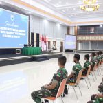 Prajurit Duduk di Ruangan Dengan Disiplin, Selasa (22/03/2022), (V24/Dedi)