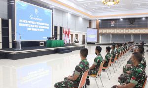 Prajurit Duduk di Ruangan Dengan Disiplin, Selasa (22/03/2022), (V24/Dedi)