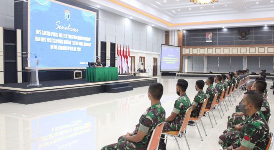 Prajurit Duduk di Ruangan Dengan Disiplin, Selasa (22/03/2022), (V24/Dedi)