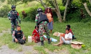 Sedang Melakukan Komsos, Satgas Sering Membantu Warga Dalam Kesulitan, Selasa (22/03/2022), (V24/AL)