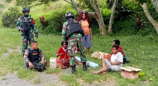 Sedang Melakukan Komsos, Satgas Sering Membantu Warga Dalam Kesulitan, Selasa (22/03/2022), (V24/AL)